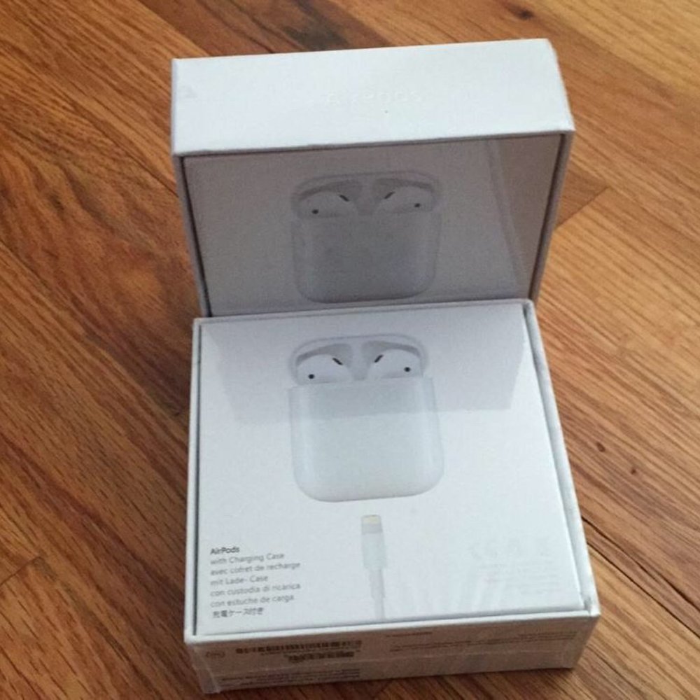 Apple Airpods 1st Generation With Charging Case - Picture 2 of 3